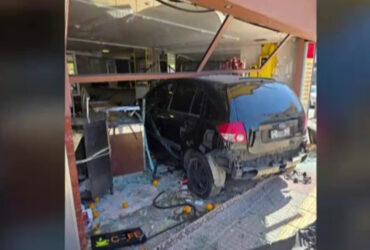 Περιστέρι: Αυτοκίνητο «καρφώθηκε» μέσα σε κατάστημα – «Ήμασταν πολύ τυχεροί»