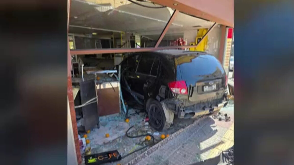 Περιστέρι: Αυτοκίνητο «καρφώθηκε» μέσα σε κατάστημα – «Ήμασταν πολύ τυχεροί»