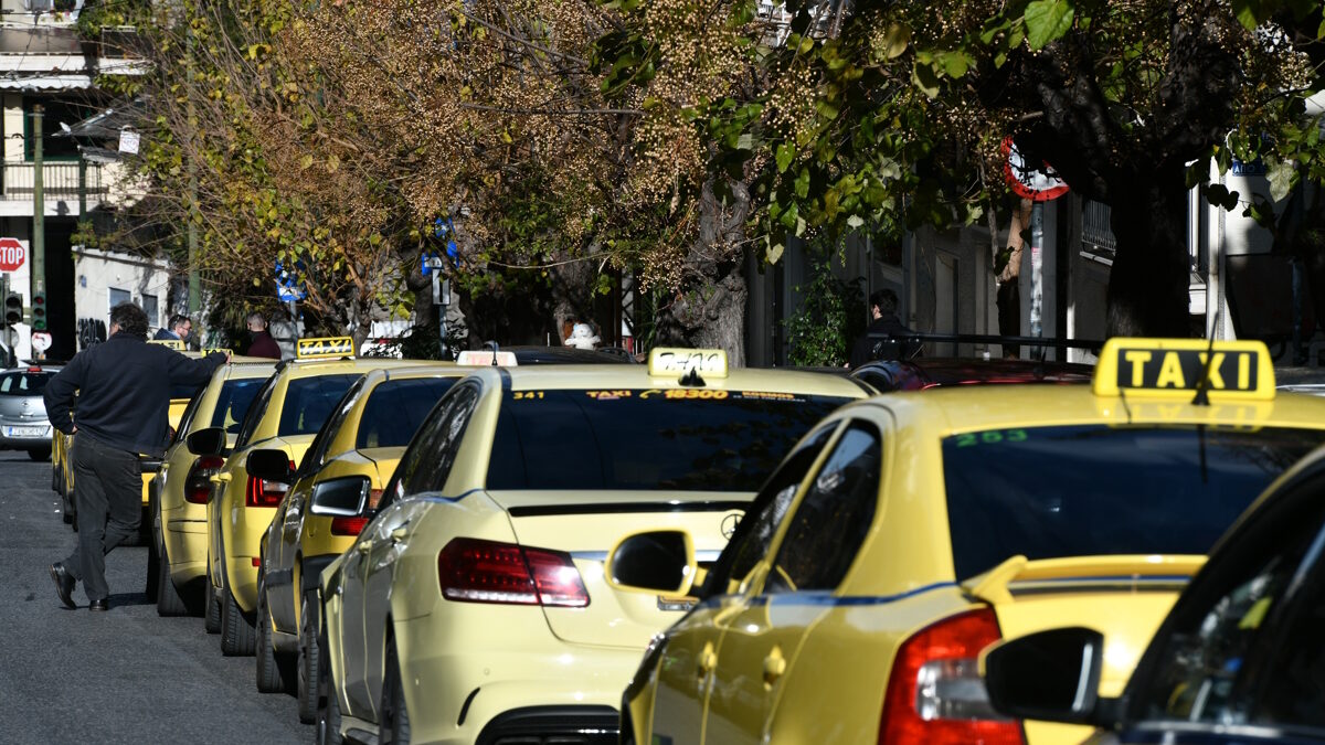 Κατατέθηκε στη Βουλή ο νέος ΚΟΚ: Εκτός λεωφορειολωρίδων τα ταξί – Σε ποιες περιπτώσεις θα επιτρέπεται