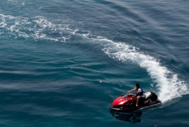 Αττική: Απαγορεύονται τα θαλάσσια σπορ και τα τζετ σκι – Αναλυτικά η λίστα με τις παραλίες και τις ώρες