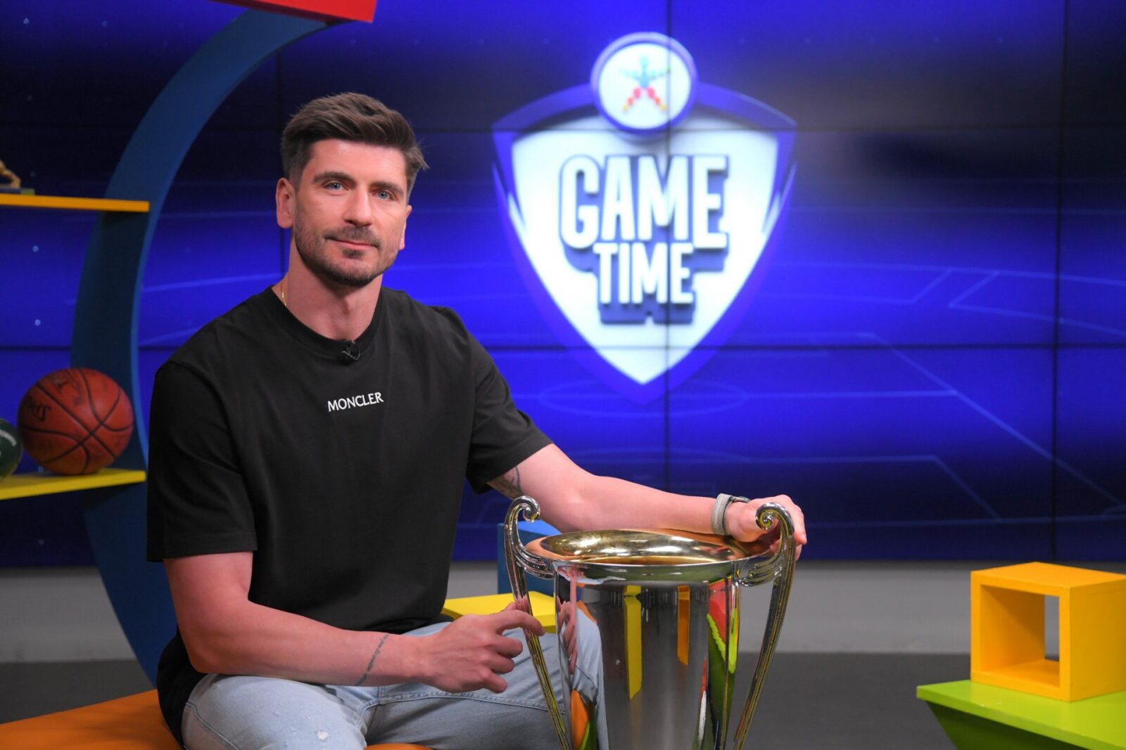 O Γιώργος Πετρέας με την κούπα του Πρωταθλητή στο ΟΠΑΠ Game Time