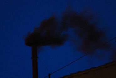 Κονκλάβιο: Μαύρος καπνός από την Καπέλα Σιστίνα – Δεν υπάρχει νέος Πάπας