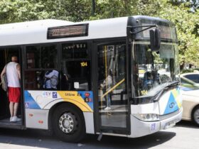 Πετρούπολη: «Τον κλώτσαγαν στο πρόσωπο ενώ ήταν λιπόθυμος» – Τι λέει ο πατέρας του 15χρονου