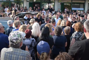 Άρτα: Σπαρακτικό αντίο από μαθητές και δασκάλους στον 12χρονο – «Προάγεται τιμητικά στην έκτη τάξη», την Τετάρτη η κηδεία στην Αλβανία