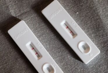 Έξαρση του κορονοϊού το καλοκαίρι – Η νέα παραλλαγή προκαλεί πονόλαιμο και εξάντληση