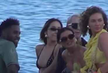 Τζέισον Ντερούλο: Διακοπές στη Μύκονο με αιθέριες υπάρξεις – Βίντεο από τη βόλτα του τραγουδιστή