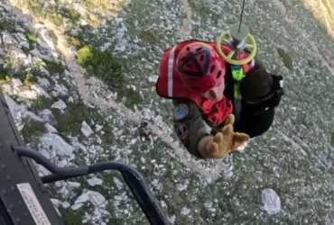 Πολεμική Αεροπορία: Η στιγμή της διάσωσης τραυματία στο όρος Άθως με ελικόπτερο Super Puma