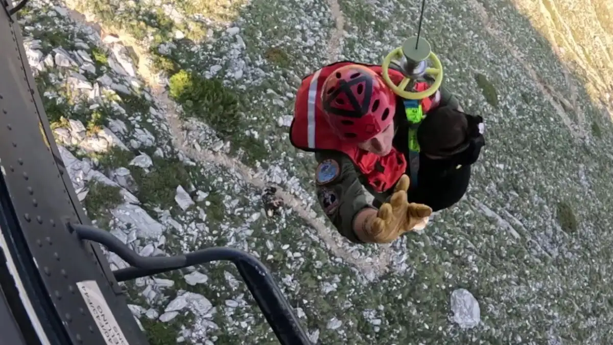 Πολεμική Αεροπορία: Η στιγμή της διάσωσης τραυματία στο όρος Άθως με ελικόπτερο Super Puma