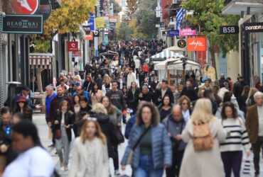 Ερμού: Γυναίκα έπεσε θύμα ληστείας «on air» – Της άρπαξαν την επώνυμη τσάντα την ώρα που κοιτούσε παπούτσια