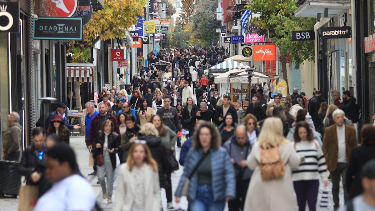 Ερμού: Γυναίκα έπεσε θύμα ληστείας «on air» – Της άρπαξαν την επώνυμη τσάντα την ώρα που κοιτούσε παπούτσια