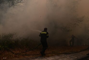 Φωτιά στην Βαρυμπόμπη, 18 πυροσβέστες στο σημείο για την κατάσβεσή της