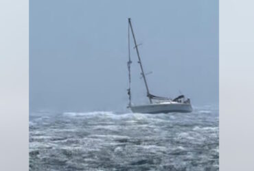 Τήνος: Ιστιοφόρο γέρνει από τους θυελλώδεις ανέμους στο Αιγαίο – Βίντεο με τη μάχη του πληρώματος