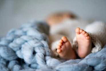 Θήβα: Πήγε να χτυπήσει τη γυναίκα του και τραυμάτισε κατά λάθος το 6 μηνών βρέφος τους – Νοσηλεύεται σε σοβαρή κατάσταση