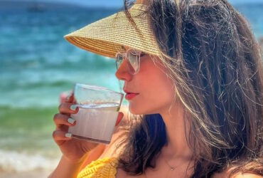 Κατερίνα Γερονικολού: Χαλαρές στιγμές με τον Γιάννη Τσιμιτσέλη στην παραλία – Οι πόζες στο Instagram