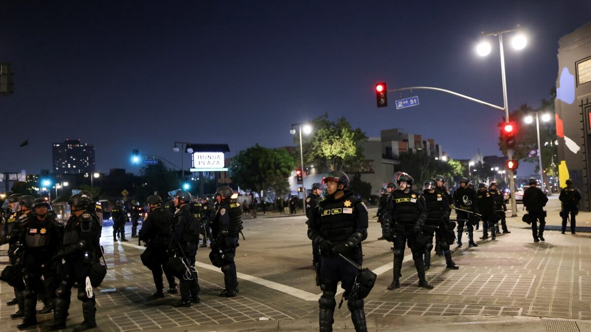 Ντόναλντ Τραμπ: Η Εθνοφρουρά θα παραμείνει στο Λος Άντζελες Ντόναλντ Τραμπ: Η Εθνοφρουρά θα παραμείνει στο Λος Άντζελες