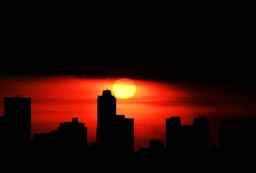 Τι είναι η «τροπική νύχτα» που θα βιώσουμε το βράδυ της Παρασκευής – Πώς μας επηρεάζει