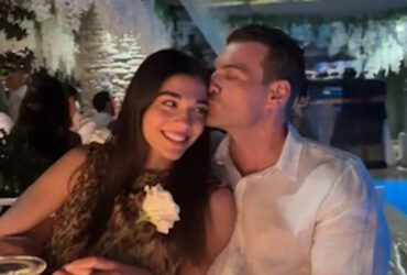 Μελίνα Νικολαΐδη και Δημήτρης Φιντιρίκος φουλ ερωτευμένοι σε γάμο φιλικού τους ζευγαριού στην Τήνο