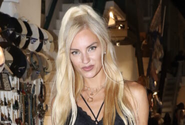 Τζούλια Νόβα: Απαστράπτουσα στα Ματογιάννια της Μυκόνου, μαγνήτισε τα βλέμματα μικρών και μεγάλων