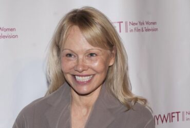 Η 57χρονη Πάμελα Άντερσον υμνεί την ελευθερία του «no Makeup»: «Με τα φίλτρα οι άνθρωποι γίνονται βαρετοί»