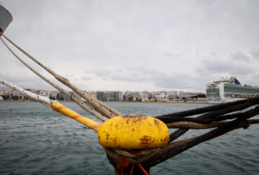 Δεμένα παραμένουν τα πλοία στα λιμάνια Πειραιά, Ραφήνας και Λαυρίου: Απαγορευτικό απόπλου λόγω θυελλωδών ανέμων