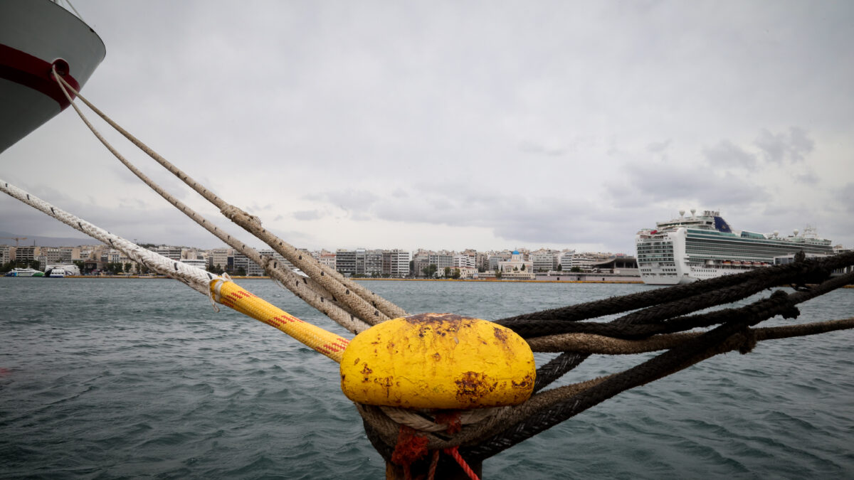 Δεμένα παραμένουν τα πλοία στα λιμάνια Πειραιά, Ραφήνας και Λαυρίου: Απαγορευτικό απόπλου λόγω θυελλωδών ανέμων