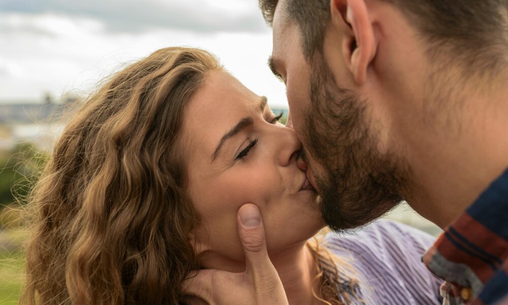 Νέα έρευνα δείχνει πως η κατάθλιψη “μεταδίδεται” και από το φιλί Νέα έρευνα δείχνει πως η κατάθλιψη “μεταδίδεται” και από το φιλί