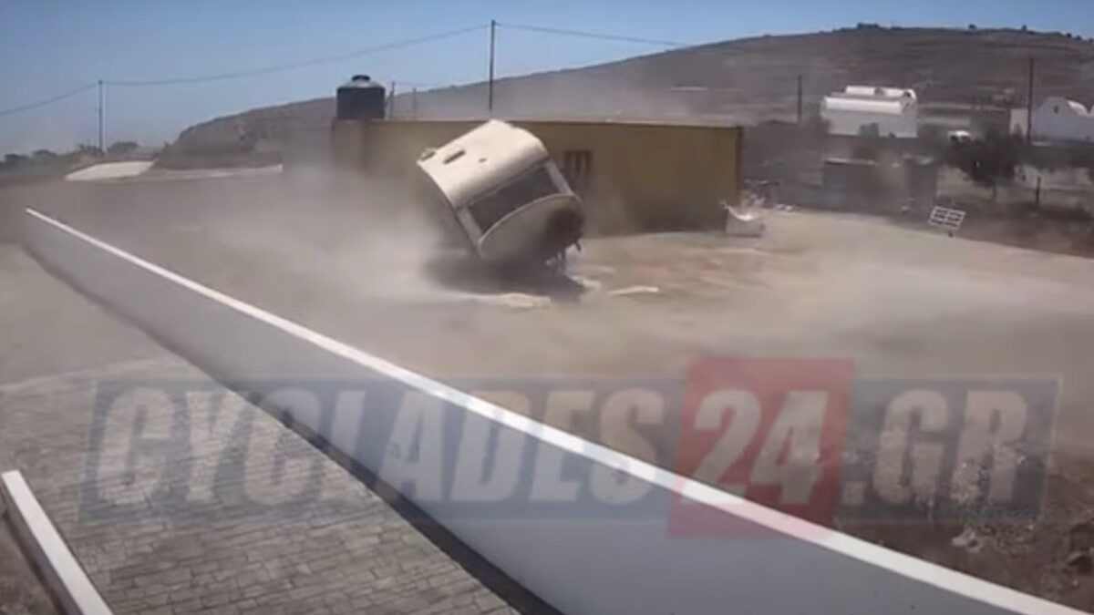 Σαντορίνη: Θυελλώδεις άνεμοι σήκωσαν στον αέρα τροχόσπιτο και το διέλυσαν