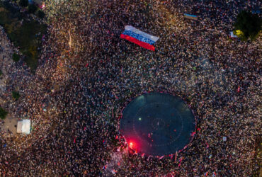 Σερβία: Οργή 140.000 διαδηλωτών για Βούτσιτς στο Βελιγράδι – Επεισόδια και συγκρούσεις με την αστυνομία