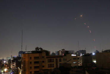 «Η Τεχεράνη θα καεί» απειλεί το Ισραήλ – Το Ιράν προειδοποιεί ότι θα πλήξει βάσεις και πλοία ΗΠΑ, Γαλλίας και Βρετανίας