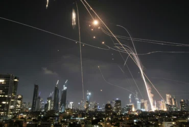 Με 100 πυραύλους προς το Ισραήλ απαντά η Τεχεράνη - Εκρήξεις ακούγονται σε Ιερουσαλήμ και Τελ Αβίβ