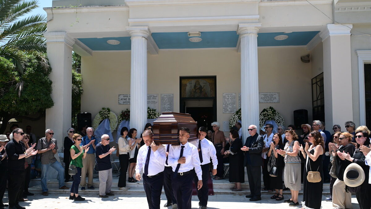 Βασίλης Παπαβασιλείου: Συγκίνηση στο «τελευταίο αντίο» στον σπουδαίο θεατράνθρωπο Βασίλης Παπαβασιλείου: Συγκίνηση στο «τελευταίο αντίο» στον σπουδαίο θεατράνθρωπο