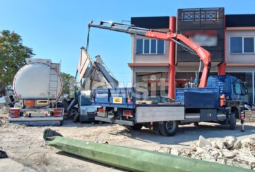 Βυτιοφόρο έπεσε σε μάντρα αυτοκινήτων στο Μενίδι: Τραυματίστηκε ο οδηγός, προκλήθηκαν ζημιές σε παρκαρισμένα αυτοκίνητα