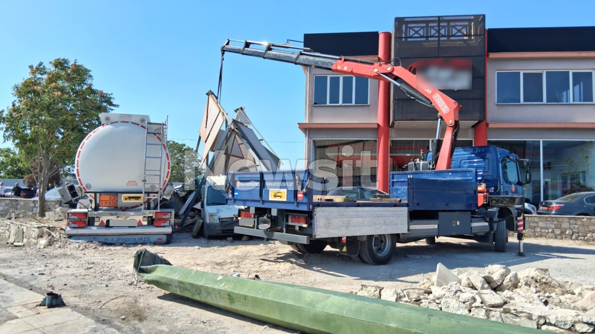 Βυτιοφόρο έπεσε σε μάντρα αυτοκινήτων στο Μενίδι: Τραυματίστηκε ο οδηγός, προκλήθηκαν ζημιές σε παρκαρισμένα αυτοκίνητα Βυτιοφόρο έπεσε σε μάντρα αυτοκινήτων στο Μενίδι: Τραυματίστηκε ο οδηγός, προκλήθηκαν ζημιές σε παρκαρισμένα αυτοκίνητα