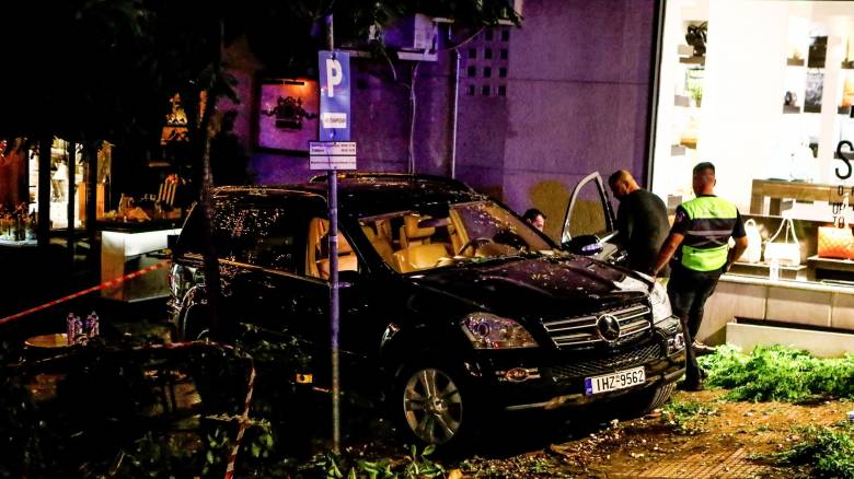 Κολωνάκι: Στη ΜΕΘ ο 46χρονος που παρασύρθηκε από το τζιπ – Ο παρκαδόρος προσπάθησε να το σταματήσει με τα χέρια του