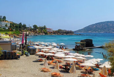 Ανάβυσσος: Συνελήφθησαν δύο υπεύθυνοι καταστημάτων για παράνομη κατάληψη παραλίας