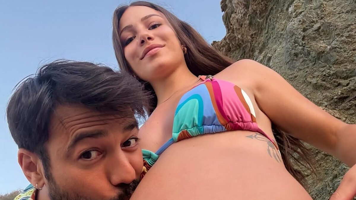 O Αντρέας Γεωργίου ποζάρει στην παραλία με την Σιμώνη Χριστοδούλου πριν γίνουν γονείς