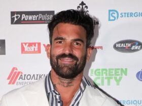 Ο Δημήτρης Αλεξάνδρου στη Σαντορινή για διακοπές μαζί με τον γιο του – Το τρυφερό video που ανέβασε από το πλοίο