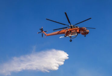 Πτώση ελικοπτέρου στην Ελευσίνα: Ολοκληρώθηκε η ανέλκυσή του από τη θάλασσα