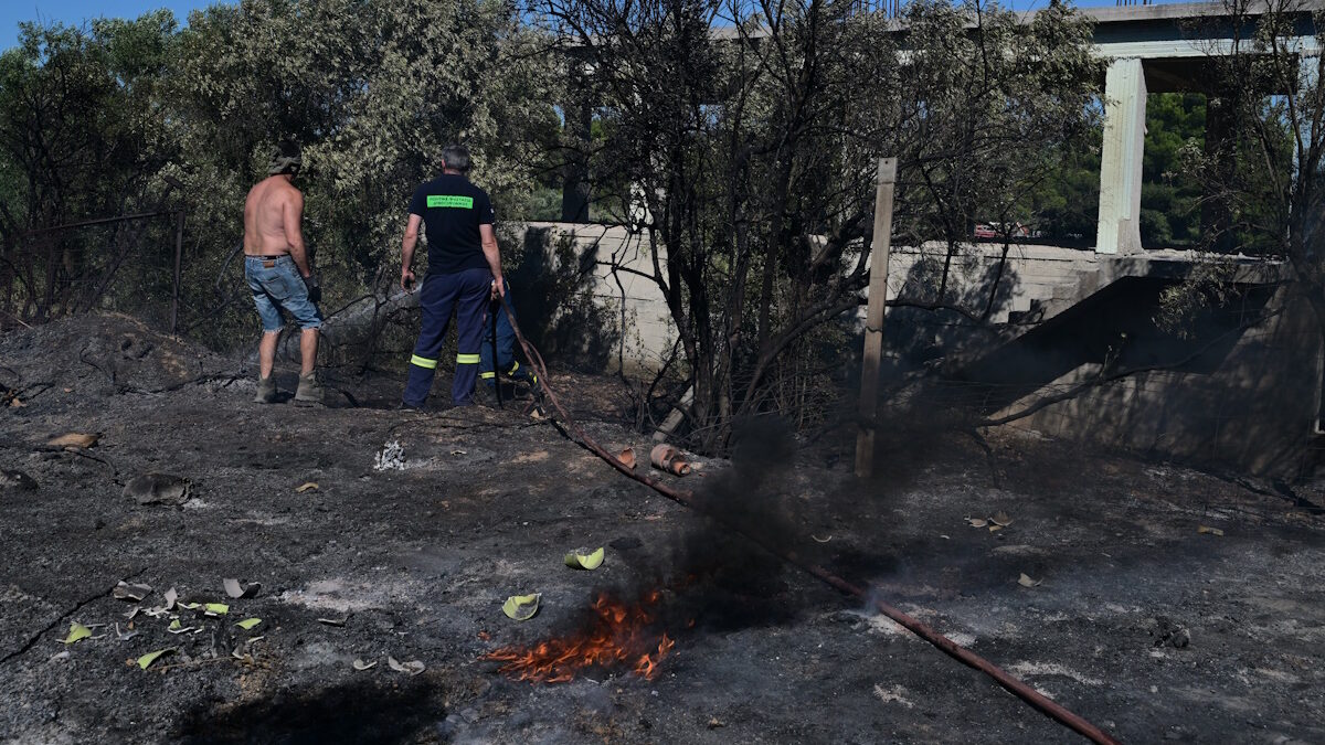 Φωτιά σε Ραφήνα και Πικέρμι: Μηνύματα του 112 – Καίγονται σπίτια, 9 απεγκλωβισμοί