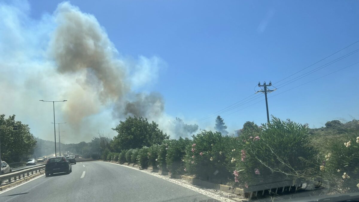 Φωτιά στη Ραφήνα – Μήνυμα του 112 – Κλειστή η Μαραθώνος