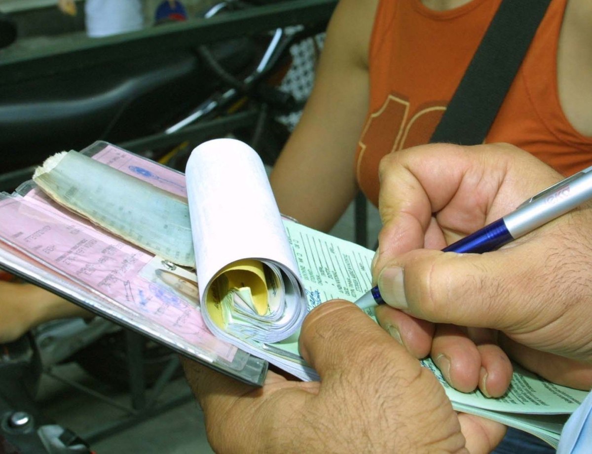 Ηράκλειο Κρήτης: Έκοψαν κλήση για κράνος σε οδηγό αυτοκινήτου