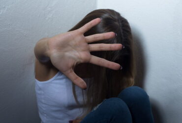 Συγκλονίζει η 14χρονη που πέρασε τα πάνδεινα στο σπίτι της φρίκης στο Κερατσίνι: «Τι να σου πω μαμά, ότι με βίασαν;»