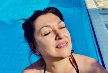 Η Καίτη Γαρμπή με μαύρο μπικίνι χαλαρώνει στην πισίνα