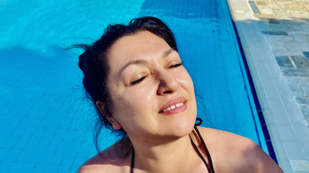 Η Καίτη Γαρμπή με μαύρο μπικίνι χαλαρώνει στην πισίνα