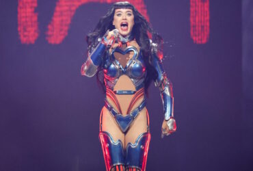 Η Κέιτι Πέρι κόντεψε ξανά να χτυπήσει σε συναυλία της: Ήταν ανεβασμένη σε ιπτάμενη πεταλούδα