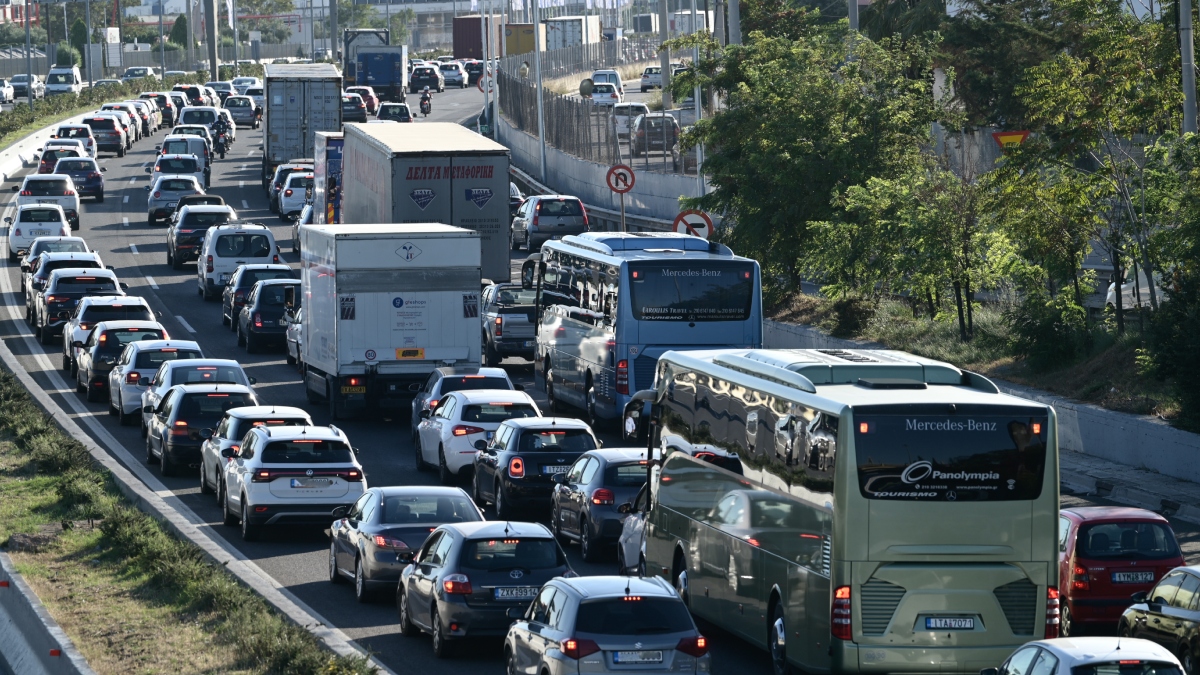 Κυκλοφοριακό «έμφραγμα» στην Κηφισίας στο ρεύμα προς Κηφισιά λόγω τροχαίου: Χύθηκαν λάδια στο οδόστρωμα