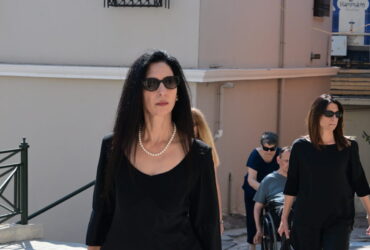 Γεράσιμος Μιχελής: Δάκρυα στην κηδεία του ηθοποιού – Το στεφάνι της ομάδας του «Παρά Πέντε»