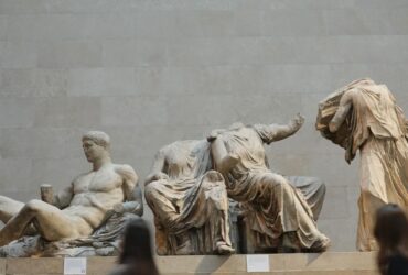 Μπλόκο στα Γλυπτά του Παρθενώνα από δεξιούς ακτιβιστές, ανάμεσά τους και η Λιζ Τρας: Μην τα επιστρέψετε στην Ελλάδα