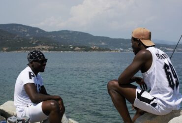 Γύριζαν ταινία πορνό στον Πλαταμώνα και συνέλαβαν τους 2 Αφρικανούς πρωταγωνιστές για πλανόδιους μικροπωλητές