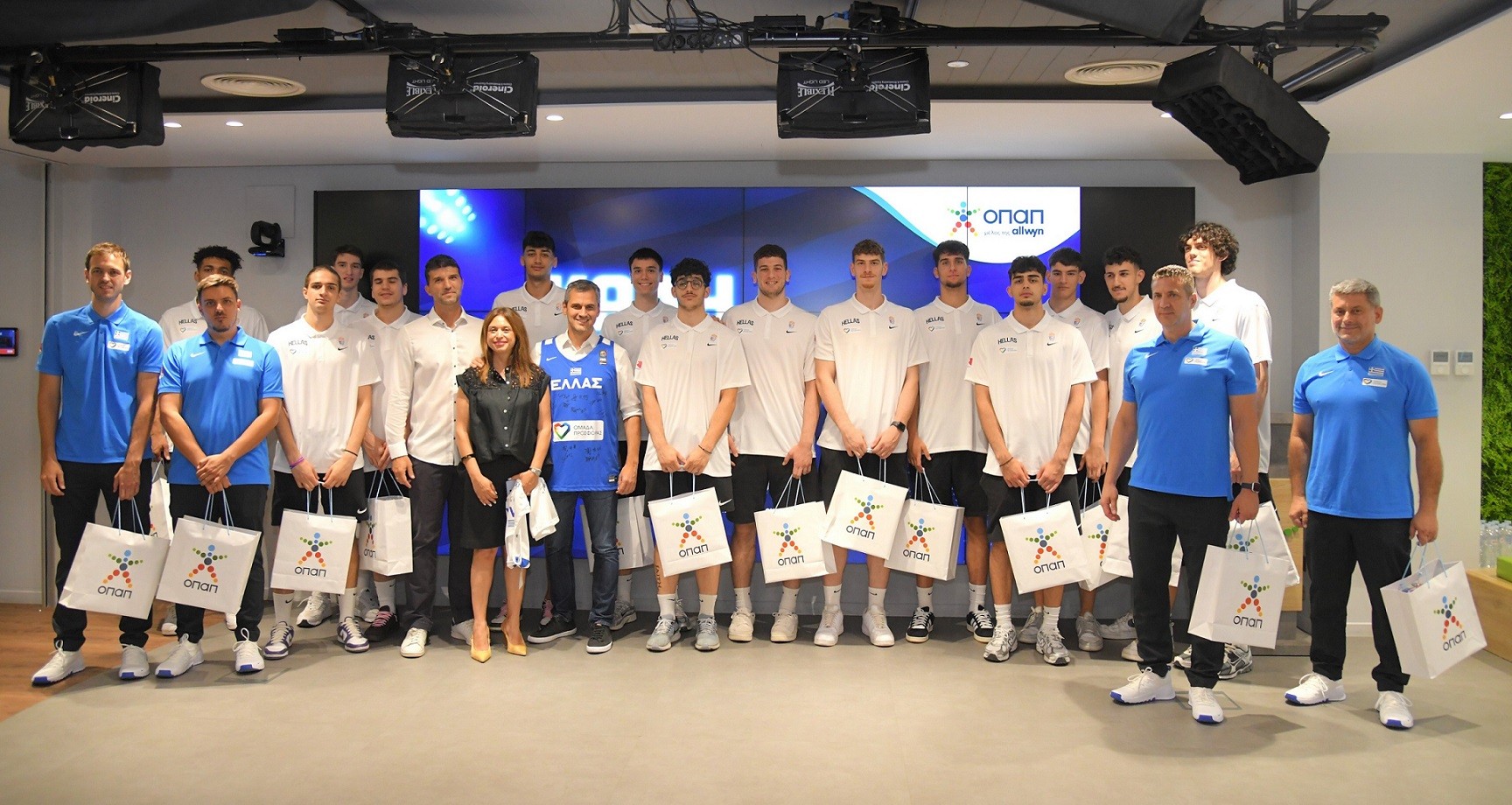 Θερμή υποδοχή της Εθνικής Ομάδας Μπάσκετ Νέων Ανδρών από τον ΟΠΑΠ Θερμή υποδοχή της Εθνικής Ομάδας Μπάσκετ Νέων Ανδρών από τον ΟΠΑΠ